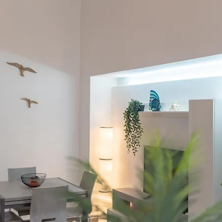 Gaura Apartment *