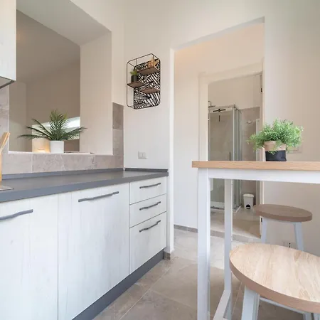 Gaura Apartment *